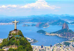 Panorama von Rio de Janeiro mit Cristo Redentor und Pão de Açúcar, dem berühmten Zuckerhut.