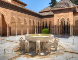 Patio de los Leones im Nasridenpalast der Alhambra, Granada