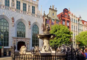 Der Neptunbrunnen vor dem Artushof in Danzig