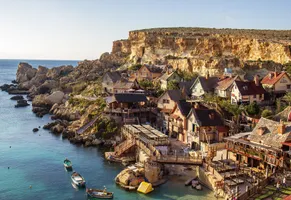 Popeye Village, auch bekannt als Sweethaven Village in Maltas Nordwesten