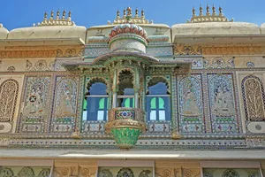 Prunkvolle Innenhoffassade des Stadtpalastes in Udaipur
