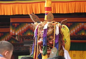 Maskierter Tänzer bei einem Tsechu 
