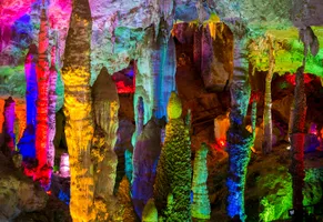 Höhlen von Jiuxiang AdobeStock © happystock