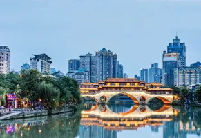 Anshun-Brücke bei Nacht, Chengdu AdobeStock © Govan