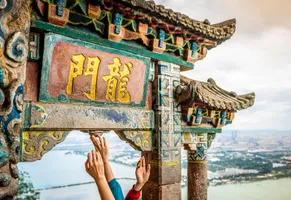 Drachentor bei Kunming AdobeStock © Keitma