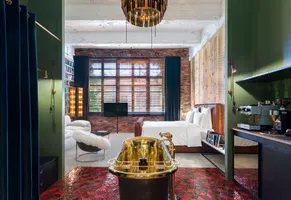 Hotel Stamba, Signature Room