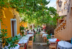 Cafè in Plaka, einem der ältensten Stadtteile Athens© iStock adisa