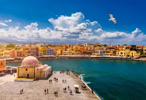 Moschee im alten venezianischen Hafen der Stadt Chania auf Kreta © iStock DaLiu