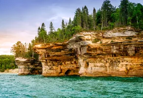 Battleship Rocks Formationen am Pictured Rocks National Lakeshore, Michigan iStock © alexeys