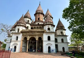 Der Hangseshwari-Tempel in der Stadt Bansberia