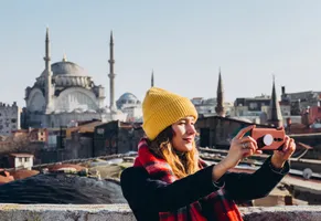 Frau auf dem Dach des Grand Basar AdobeStock © Stanislav