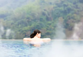 Japanerin entspannt in einem Onsen © iStock Tomwang112
