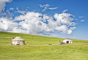 Jurten inmitten kirgisischer Weiten