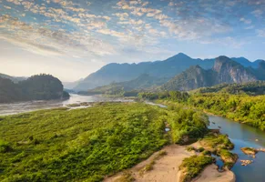 Landschaft am Mekong in der Nähe von Pak Ou, Laos © Mlenny_iStock