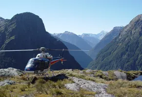 Helikopter im Milford Sound