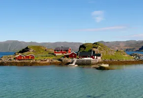 Kleines Fischerdorf mit typischer Holzarchitektur, Nordkap, Norwegen © iStock lovelypeace