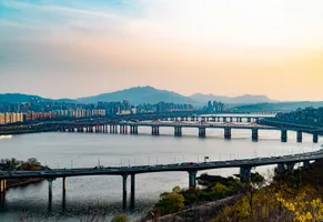Blick in der Dämmerung auf die koreanische Hauptstadt Seoul