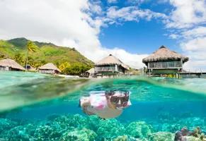 Frau beim Schnorcheln