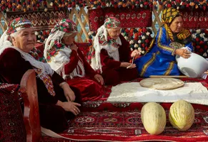 Frauen im traditionellen Gewand