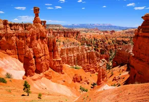 Bryce Canyon-Nationalpark mit den berühmten „Hoodoos“ und „Thor‘s Hammer“ iStock © jenifoto