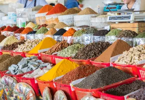 Gewürzbasar in Taschkent AdobeStock © Curioso