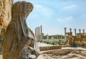 Säulen und Skulpturen in den Ruinen der antiken Stadt Salamis