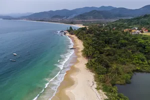 Luftpanoramalandschaft am Strand von Bureh