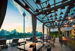 Hotel Stripes Kuala Lumpur Rooftop Pool Bar