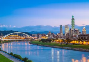 Skyline von Taipei bei Nacht mit ihrem Wahrzeichen, dem Taipei 101