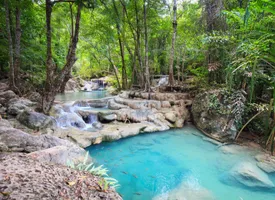 Der beeindruckende Erawan-Wasserfall im Erawan-Nationalpark