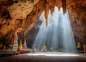 Faszinierende Atmosphäre in der Khao Luang Höhle, Phetchaburi