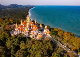 Der eindrucksvolle Tempel Phra Mahathat Chedi Phakdee Prakat aus der Vogelperspektive