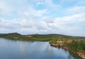 Ruhige Bucht auf Batam mit tropischer Vegetation