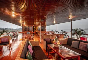 Überdachte Terrasse auf dem Oberdeck