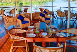 Die Außenlounge der RV Kochi Pandaw