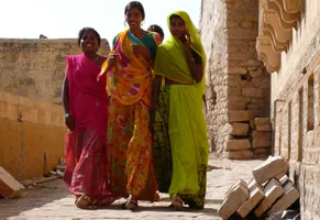 Mädchen in farbenfrohen Saris