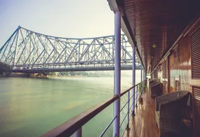 RV Kalaw mit Blick auf die Howrah Brücke