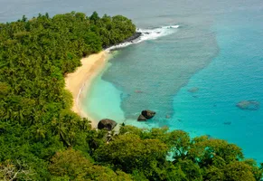 Die Bucht Praia Banana auf Principe