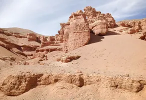 der Scharyn-Nationalpark, Südlich vom Altyn-Emel-NP