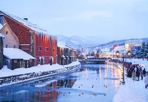 Schwimmende Kerzen auf dem Kanal von Otaru, Hokkaido, Japan