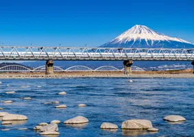 Shinkansen fährt vor der Kulisse des Mount Fuji