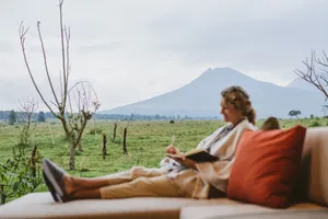 Singita Kwitonda Lodge mit Blick auf den Volcanoes Nationalpark