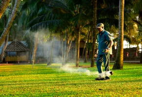 Räucherzeremonie im Garten