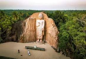 Der rund 14 Meter hohe Avukana-Buddha aus dem 5. Jahrhundert zählt zu den eindrucksvollsten historischen Buddha-Statuen Sri Lankas