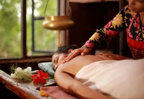 Ayurveda in Sri Lanka: traditionelle Anwendungen und ganzheitliche Wellness inmitten tropischer Natur.
