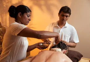 Ayurveda hat in Sri Lanka eine jahrtausendealte Tradition und verbindet wohltuende Anwendungen mit einem ganzheitlichen Verständnis von Gesundheit und Wohlbefinden.