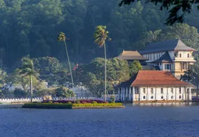 Sri Dalada Maligawa in Kandy, der berühmte Zahntempel, zählt zu den bedeutendsten buddhistischen Heiligtümern Sri Lankas.