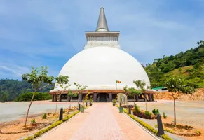 Die strahlend weiße Ruwanweli Seya in Anuradhapura gehört zu den bedeutendsten Stupas Sri Lankas und ist ein wichtiger Ort buddhistischer Verehrung.