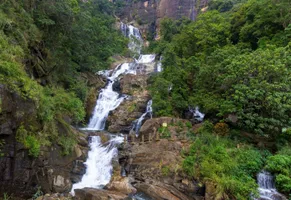 Üppige Landschaften, tropisches Grün und eine faszinierende kulturelle Vielfalt prägen Sri Lanka.