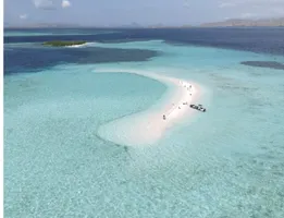 Weißer Sandstrand mitten im Ozean